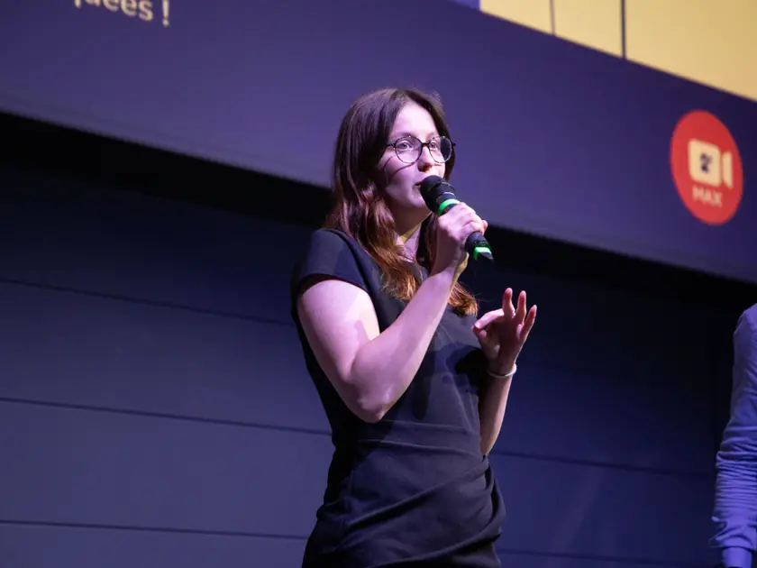 Une finaliste pitche son projet sur scène, lors de la finale du concours 4S