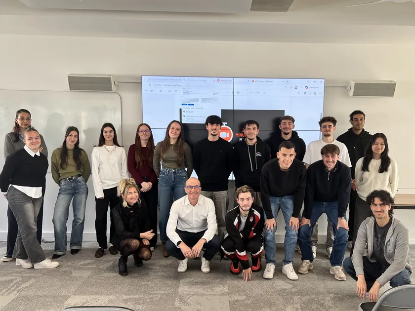 A class poses with the 2 Minutes Max team after a session at La Favorite high school